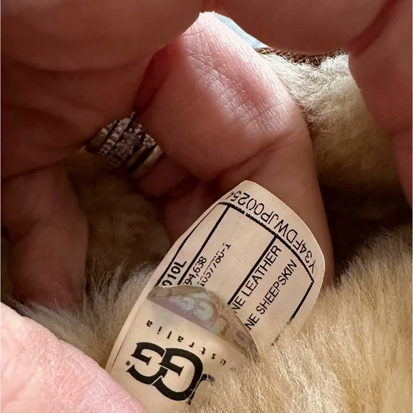 Ugg Classic Shearling Lined Boot in good used condition - Picture 12 of 13